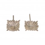 Пара больших серебристых четырехугольных звездочек